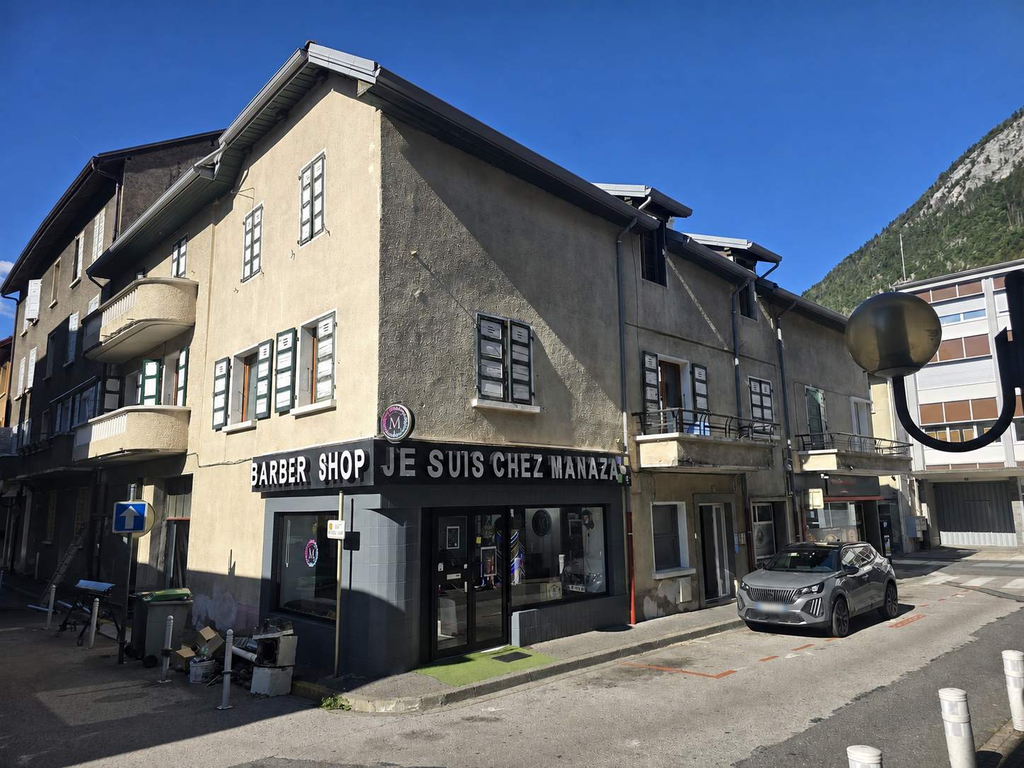 Gouttières et habillage de toiture sur un immeuble