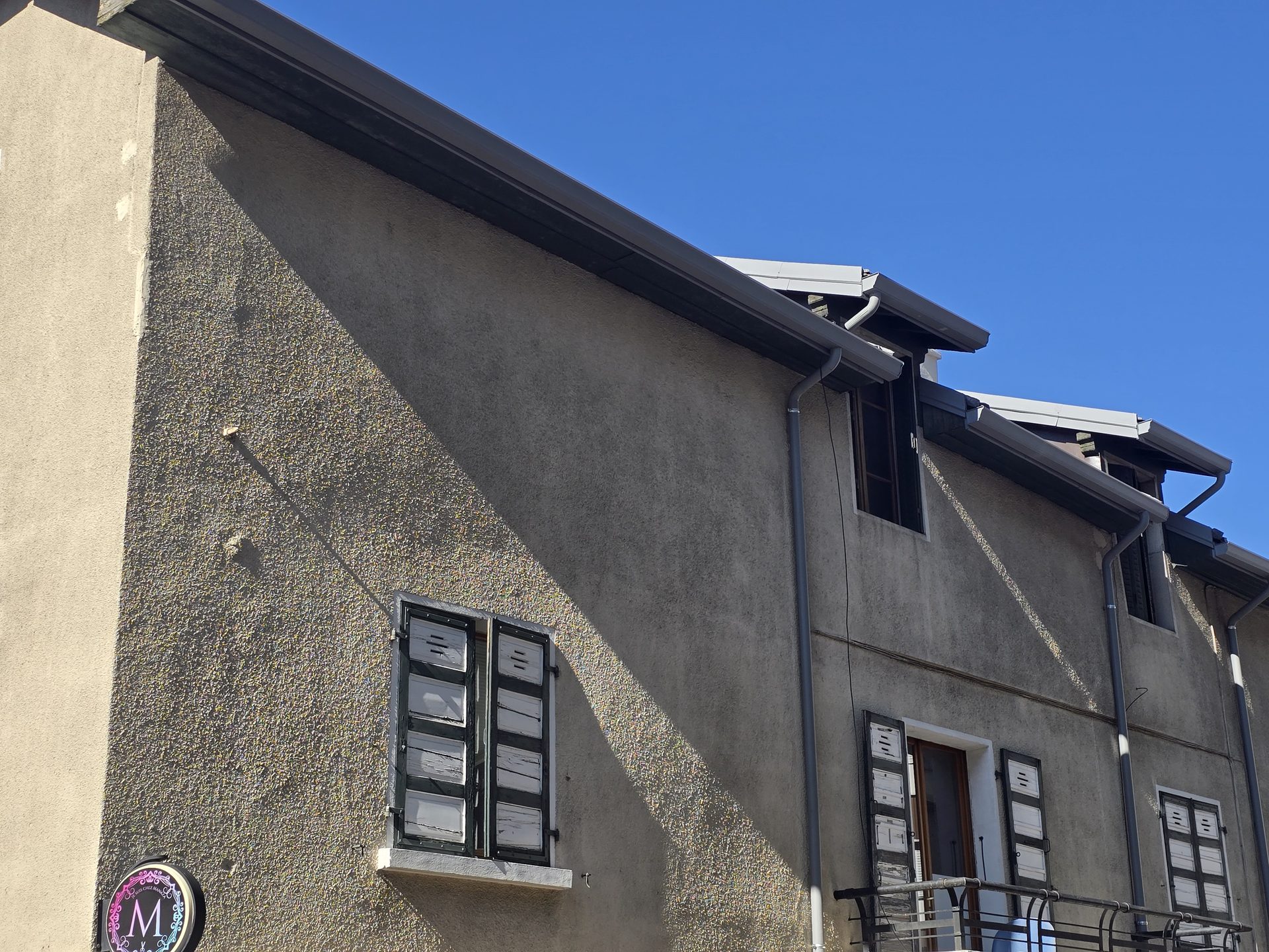 Gouttières et descentes d'eau sur une façade
