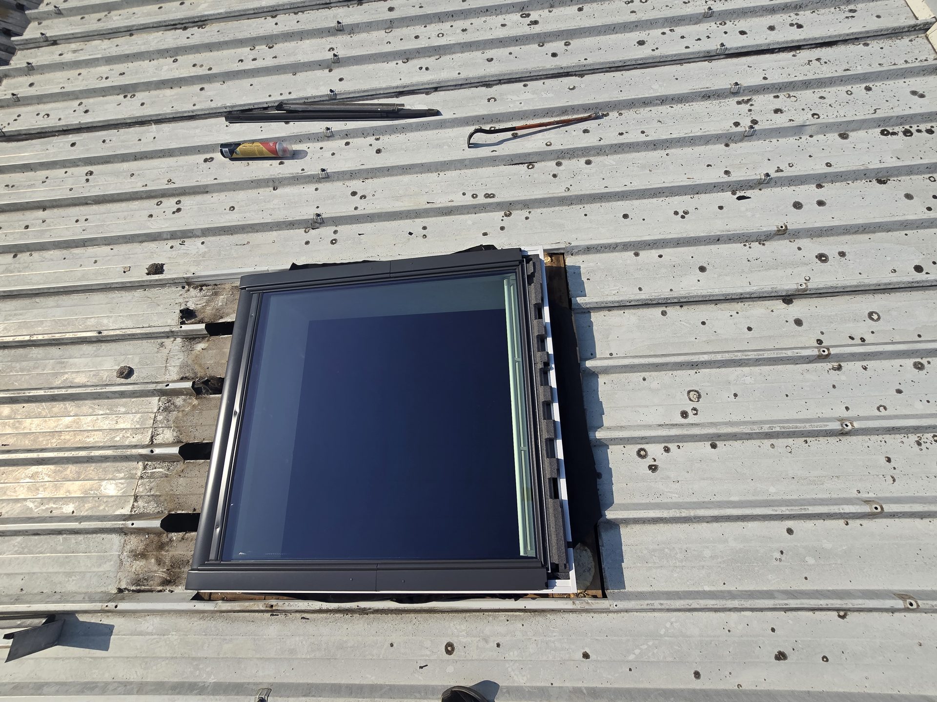 Pose d'un Velux sur toiture métallique