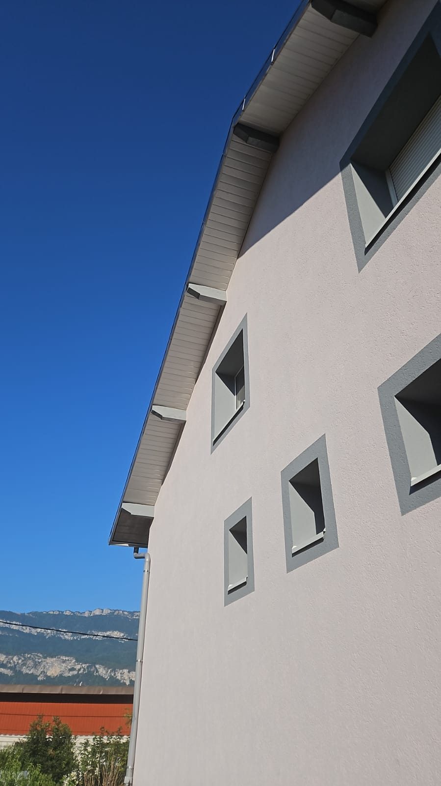Façade rénovée avec sous-face blanche