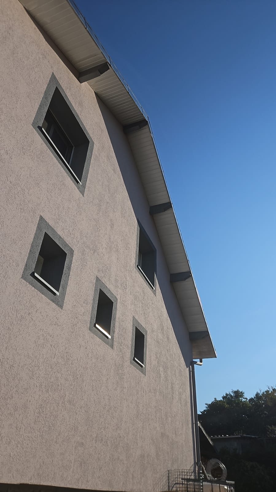 Finition de sous-face blanche sur façade rénovée