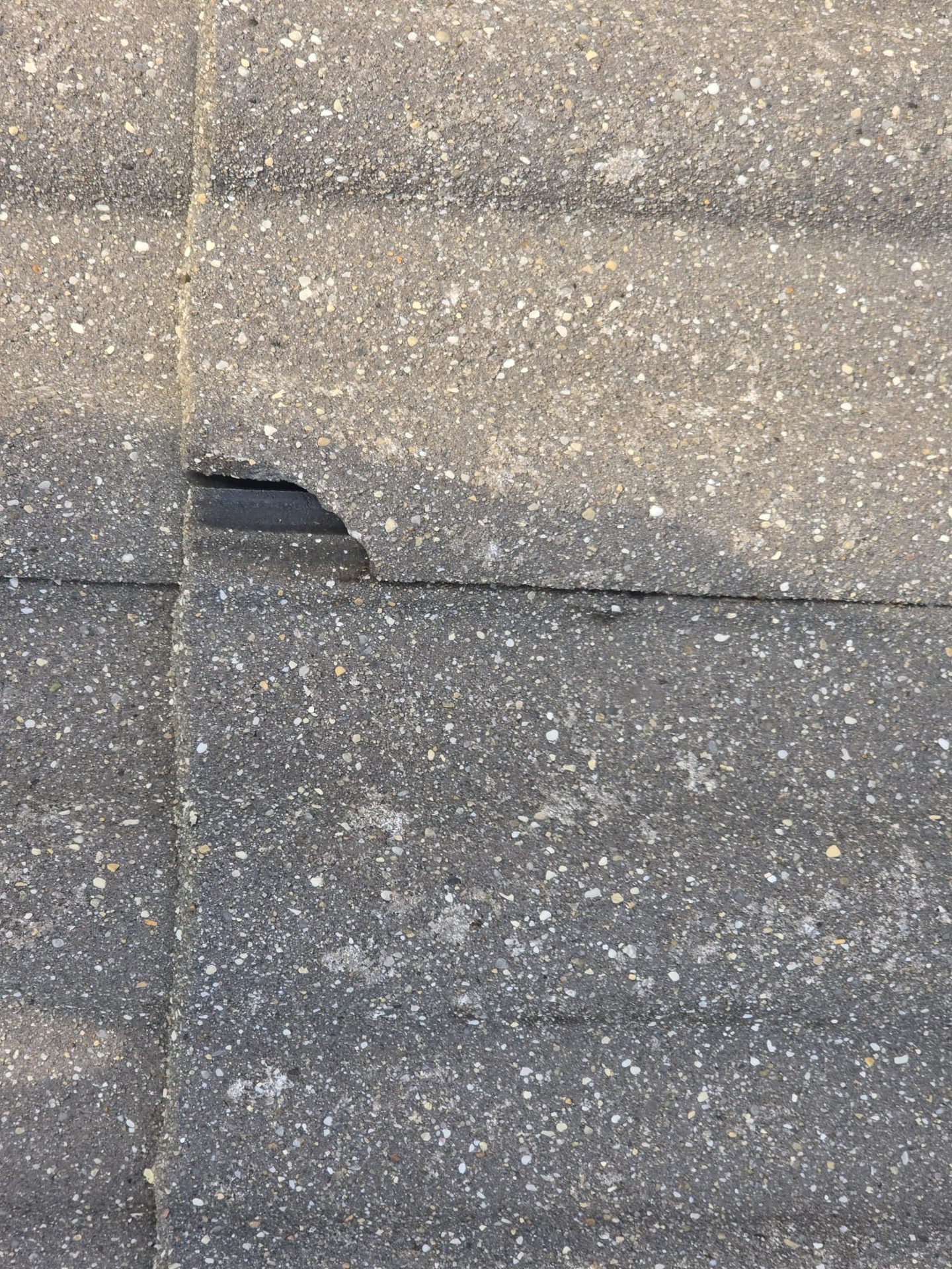 Tuile cassée sur une toiture