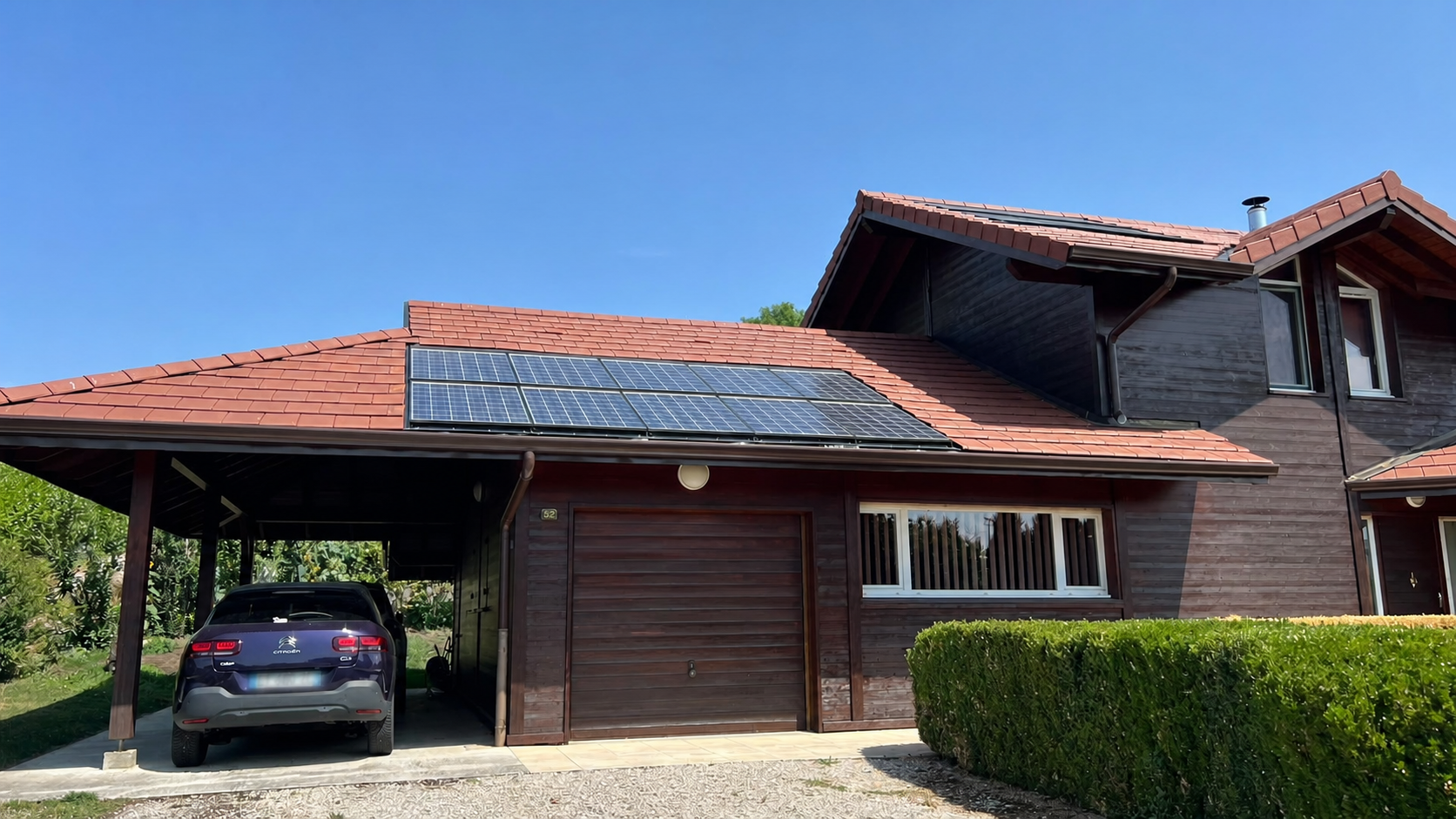 Gouttières installées sur une maison en bois