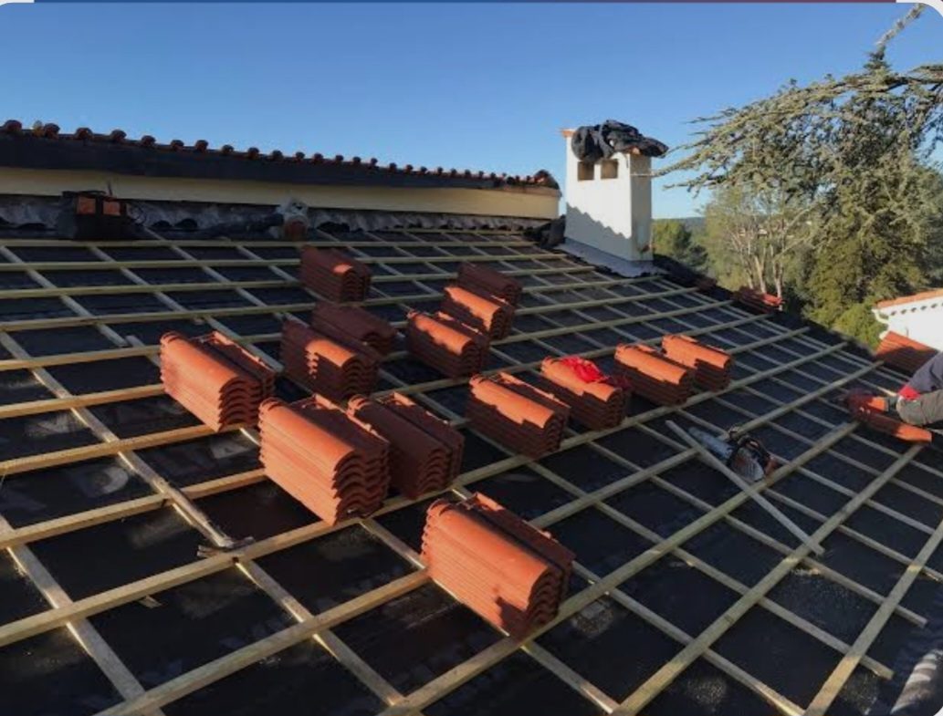 Changement de couverture en cours sur une toiture en tuiles