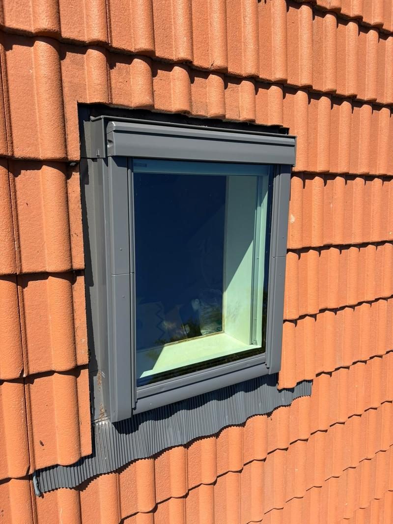 Pose d'un Velux sur une toiture en tuiles