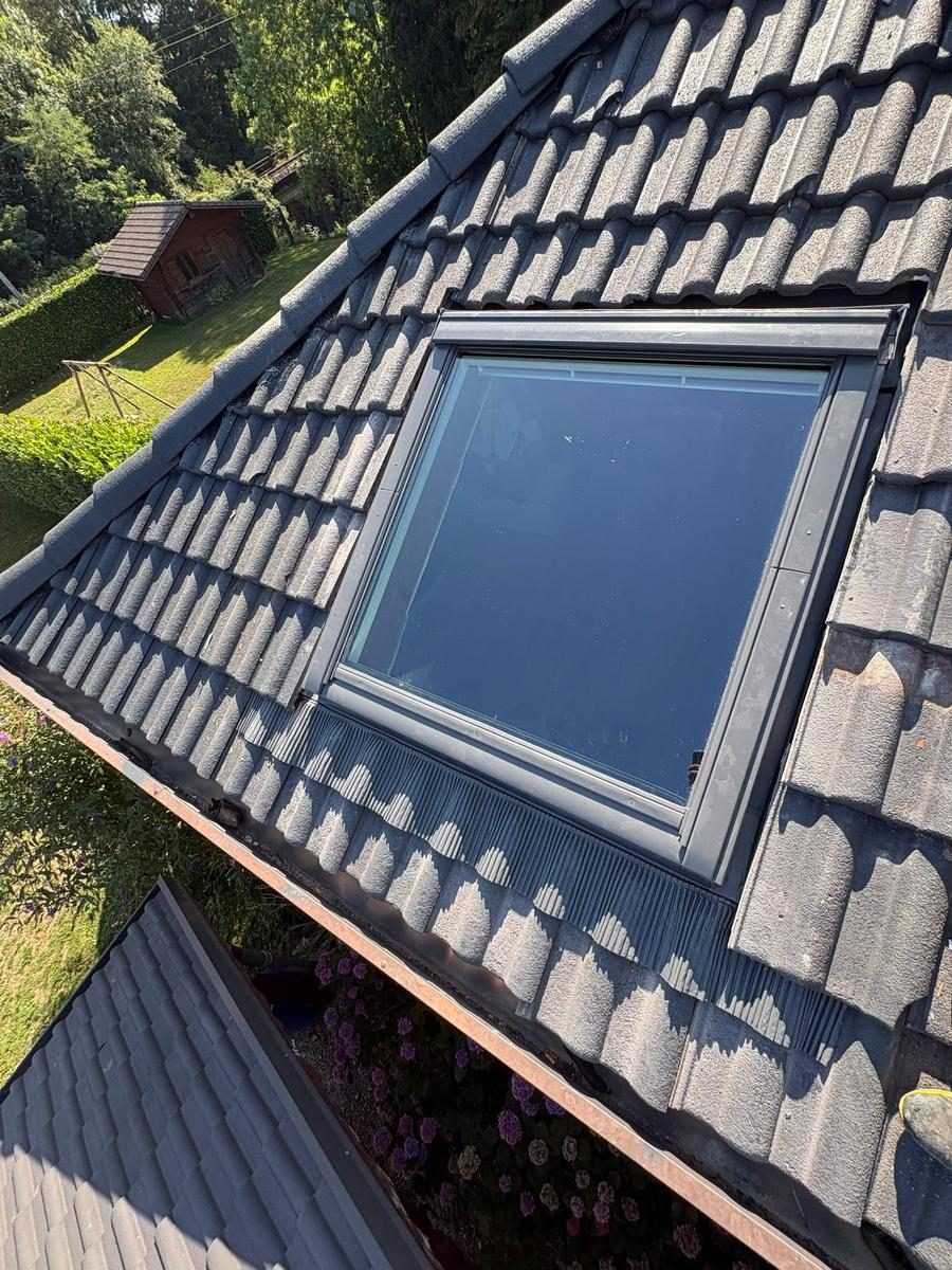 Fenêtre de toit intégrée à une toiture en tuiles