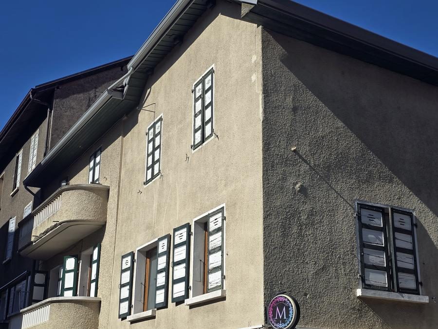 Descente d'eau et gouttières sur une façade