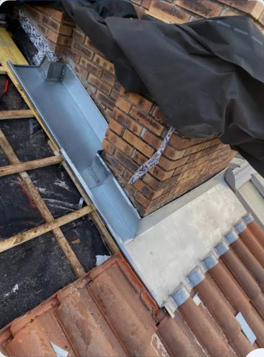 Abergement de cheminée en cours de réalisation